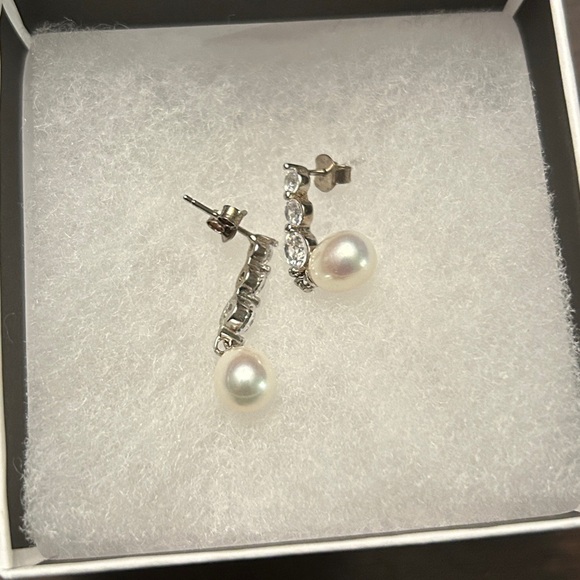 NWOT Pearl Earrings - Picture 2 of 4